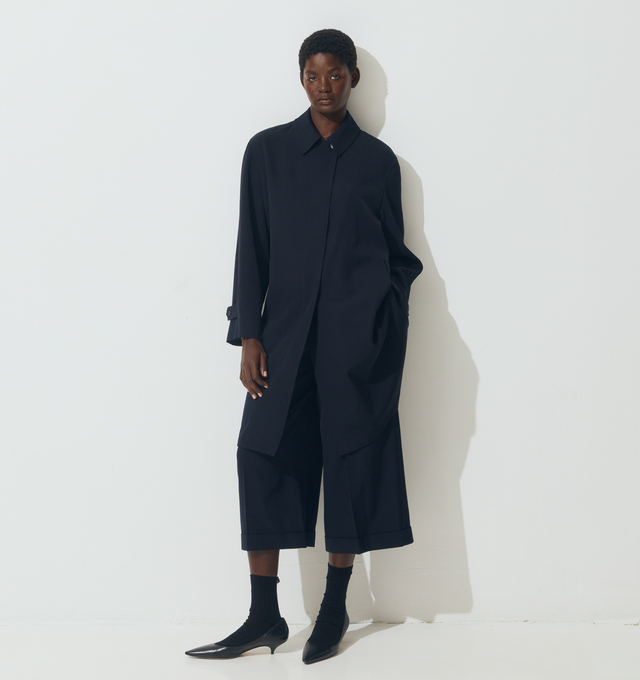 Image 2 of 5 - BLACK - THE ROW Vesperis Short in smooth virgin wool gabardine with front double pleats, pressed front and back creases, mid-rise and slanted side pockets. 100% wool. Lined in 100% silk. Made in Italy.