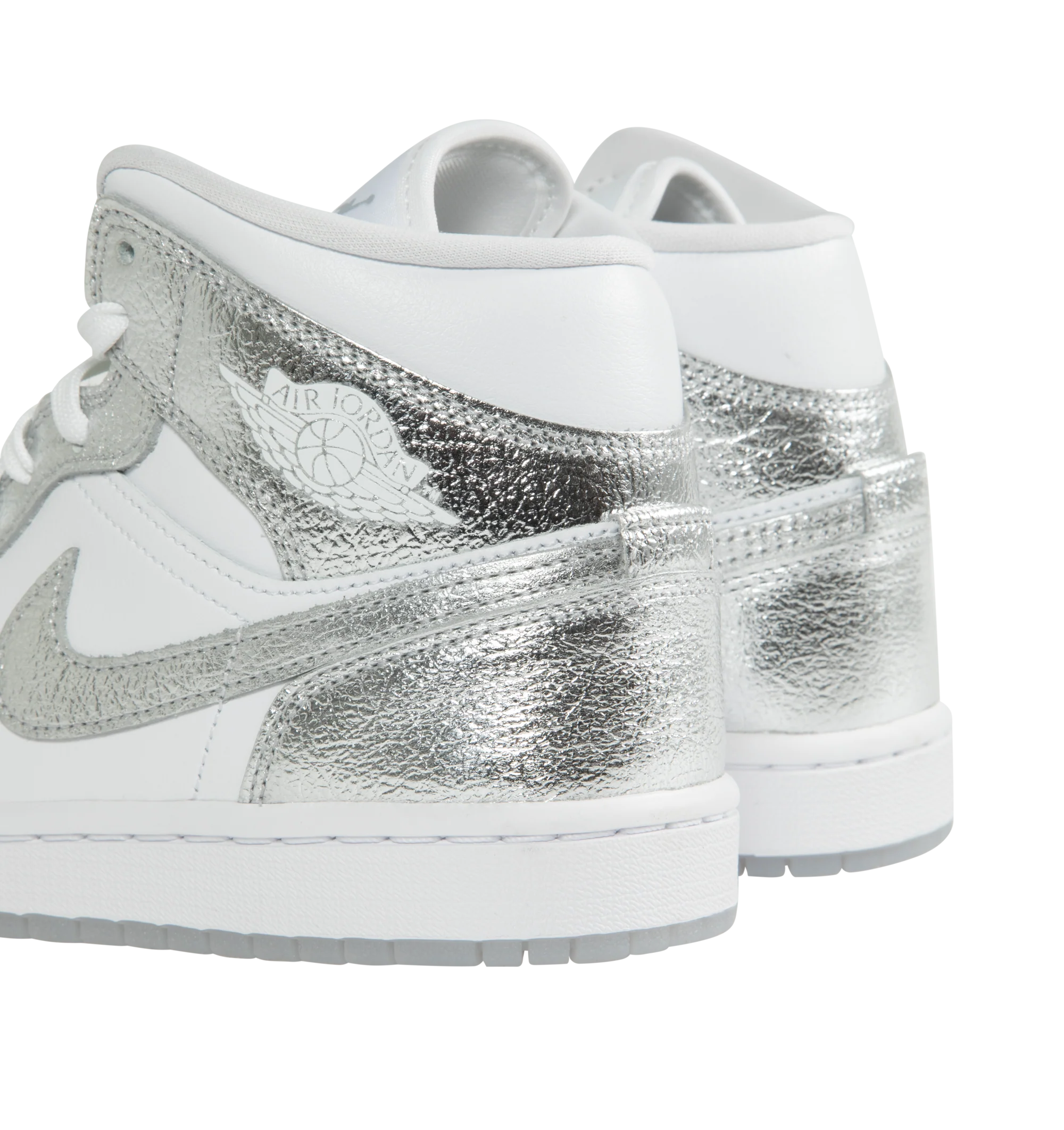 Image 3 of 5 - SILVER - AIR JORDAN 1 MID SE SNEAKERS made of premium full-grain leather with hits of texture at the tongue tag and the heel, real and synthetic leather in upper offers durability and structure, encapsulated Nike Air-Sole unit provides lightweight cushioning, rubber in outsole, featuring wings logo on collar, stitched-down Swoosh logo and Jumpman on tongue.