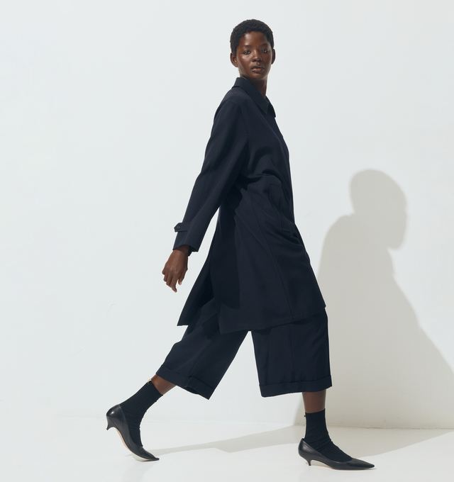 Image 3 of 5 - BLACK - THE ROW Vesperis Short in smooth virgin wool gabardine with front double pleats, pressed front and back creases, mid-rise and slanted side pockets. 100% wool. Lined in 100% silk. Made in Italy.