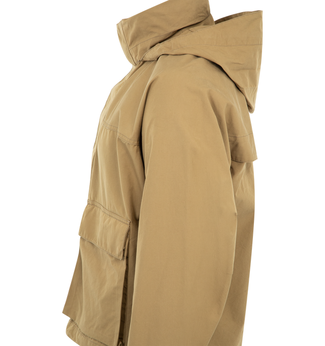 Image 3 of 4 - BROWN - LEMAIRE Short Rain Parka featuring water-repellent VENTILE cotton, boxy fit, lightweight unlined hooded model, high collar with drawstring, long sleeves with buttoned tabs, concealed zip and snap fastening, deep flap patch pockets, adjustable drawstrings at waist and VENTILE collaboration label inside. 100% cotton. Made in Romania.