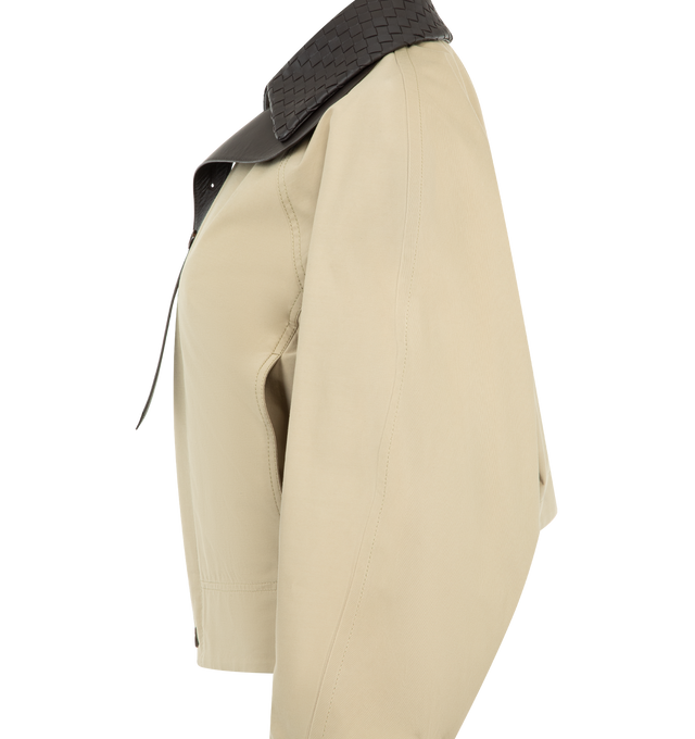 Image 3 of 4 - BROWN - BOTTEGA VENETA in lightweight cotton featuring water-repellent finish, an Intrecciato leather collar, detachable Intrecciato leather throat latch, zipper and button closure, fully lined and relaxed fit. 100% cotton. Made in Italy